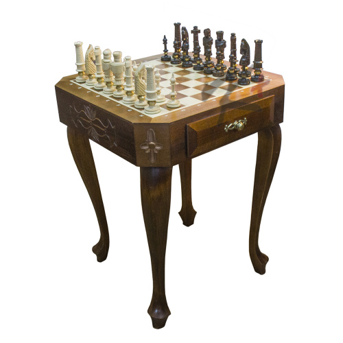 Шахматные столы с деревянными фигурками